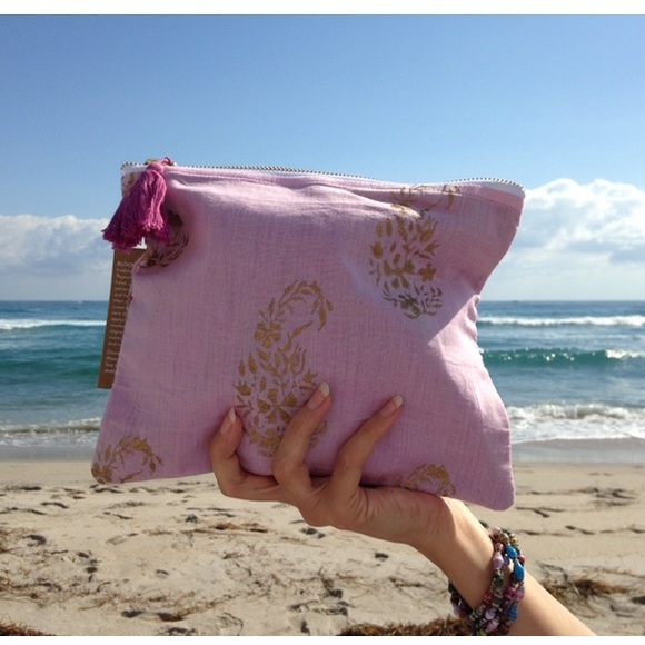 ✨ 4 for $15 sale ✨Pink duchess pouch - Picture 3 of 3